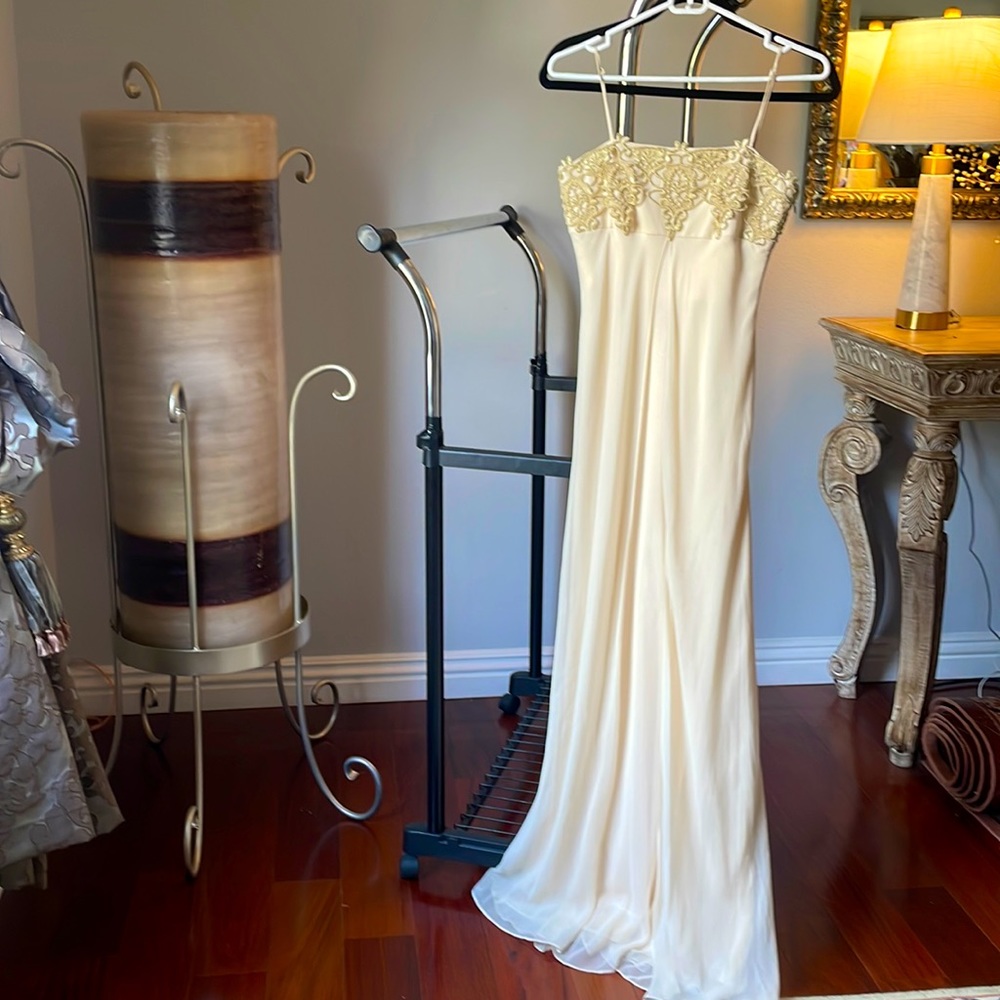 Laundry By Shelli
Segal Ivory Embroidered Dress
Size 2
